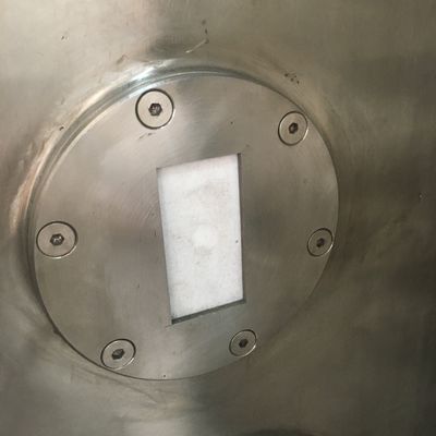 L'animal familier traite le dessiccateur de vide de micro-onde